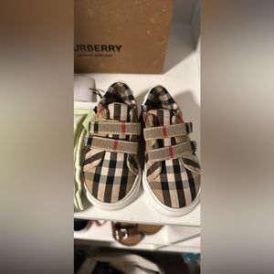 Burberry baby shoes